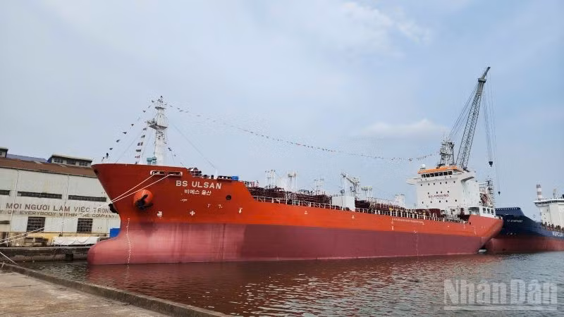 Tàu chở dầu/hóa chất trọng tải 13.000DWT mang tên BS ULSAN được Phà Rừng bàn giao cho chủ tàu Hàn Quốc ngày 8/7.