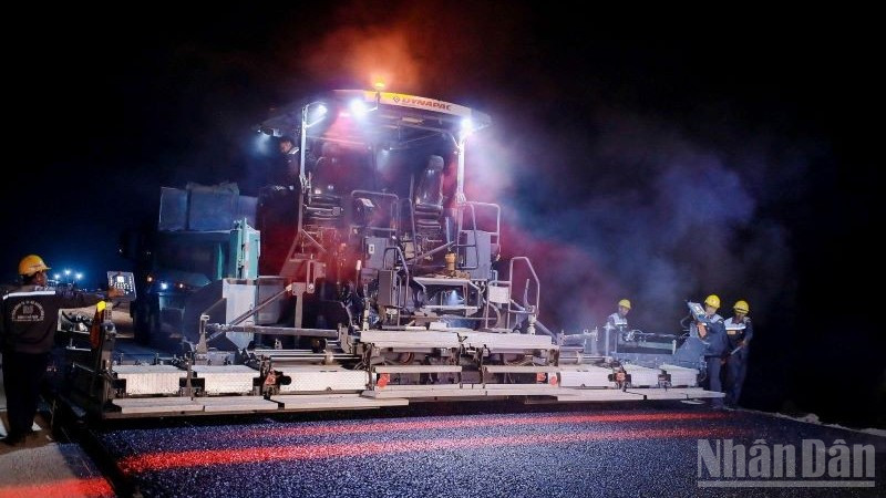 Những ngày này, trên công trường dự án đường cao tốc Đồng Đăng-Trà Lĩnh, đêm nào cũng điện thắp sáng trưng, nhà thầu triển khai thi công không ngừng nghỉ, bứt tốc để "về đích" trong dịp 19/12 tới.