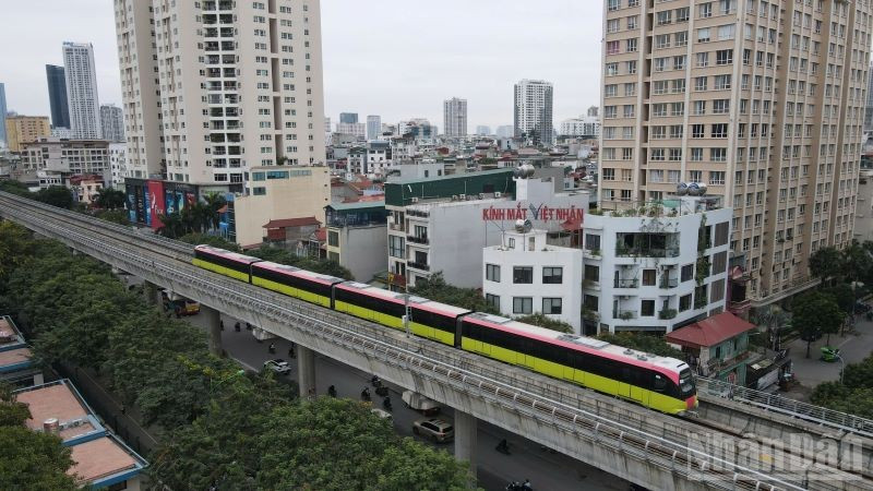 Đoàn tàu trên tuyến đường sắt đô thị 3.1 Nhổn-Ga Hà Nội.