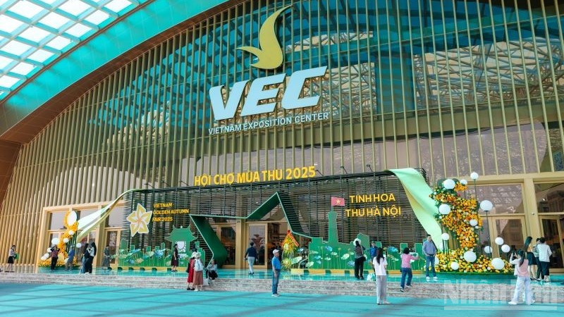 Tại Hội chợ Mùa Thu 2025 diễn ra từ ngày 25/10 đến 4/11 tại Trung tâm Triển lãm Việt Nam VEC (Đông Anh, Hà Nội), gian hàng của Vietnam Airlines đã thu hút đông đảo khách tham quan.