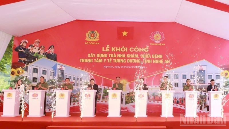 Tập đoàn Đèo Cả phối hợp Ủy ban nhân dân tỉnh Nghệ An khởi công xây dựng tòa nhà Khám chữa bệnh Trung tâm Y tế Tương Dương (xã Tương Dương) và Trường Mầm non Mường Ải (xã Mường Típ).