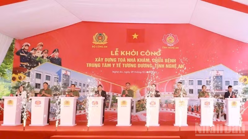 Tập đoàn Đèo Cả phối hợp Ủy ban nhân dân tỉnh Nghệ An khởi công xây dựng tòa nhà Khám chữa bệnh Trung tâm Y tế Tương Dương (xã Tương Dương) và Trường Mầm non Mường Ải (xã Mường Típ).