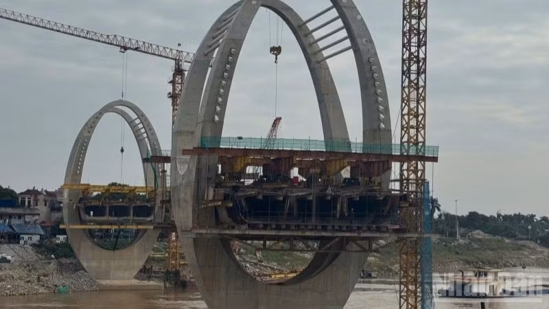 Dự án nâng cấp tuyến vận tải thủy sông Đuống (cầu Đuống mới) bị "lỡ hẹn" không thể hoàn thành đưa vào khai thác cuối năm nay theo đúng kế hoạch.