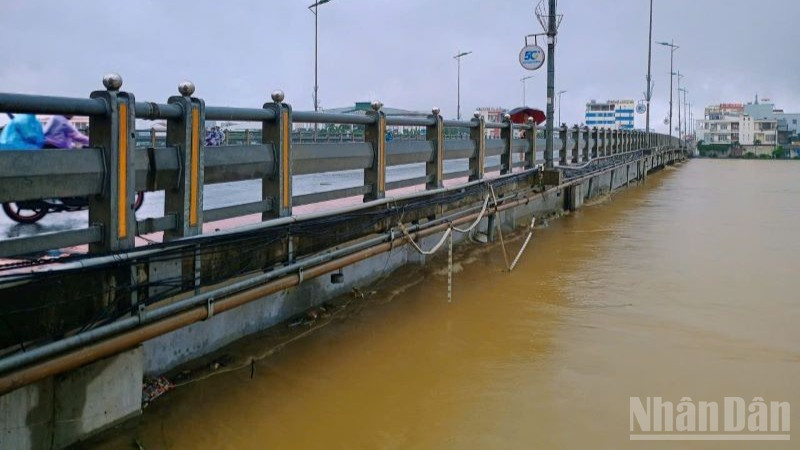 Nước lũ đã chạm dầm cầu Châu Ổ (lý trình Km1036+ 261 tuyến quốc lộ 1 qua địa bàn xã Bình Sơn, tỉnh Quảng Ngãi), uy hiếp an toàn công trình.