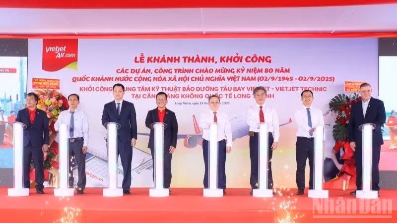 Các đại biểu nhấn nút khởi công dự án.