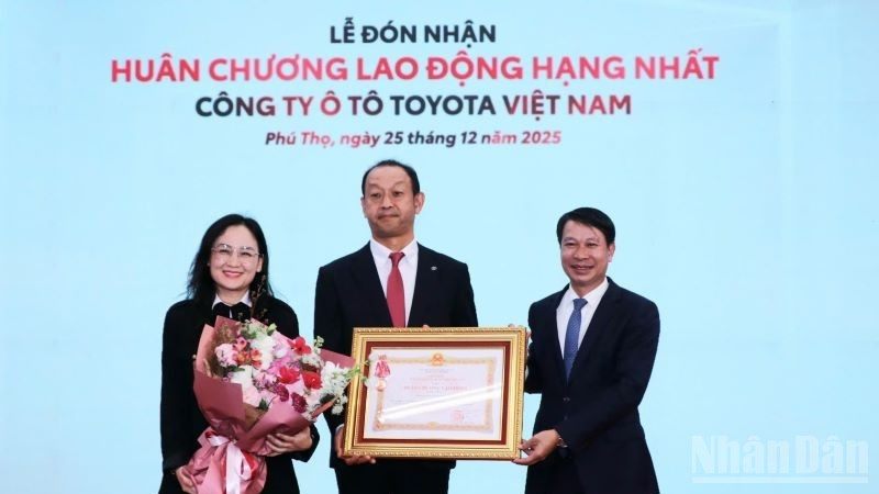 Thừa ủy quyền của Chủ tịch nước, đại diện lãnh đạo tỉnh Phú Thọ trao Huân chương Lao động hạng Nhất cho Công ty Ô-tô Toyota Việt Nam.