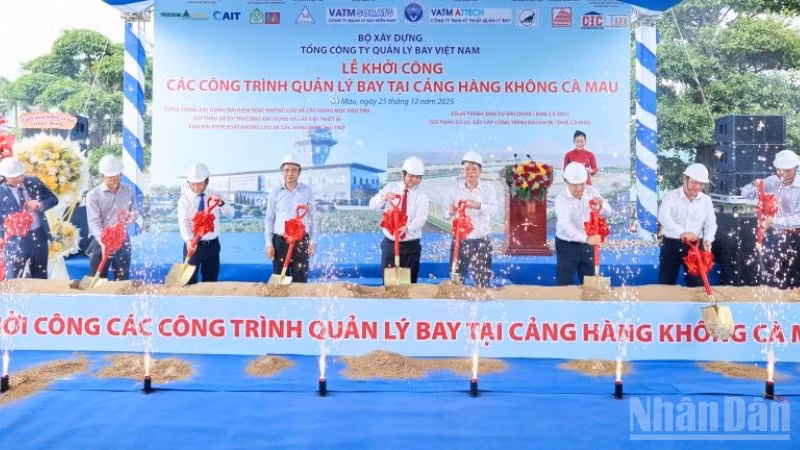 Các đại biểu thực hiện nghi lễ khởi công Đài Kiểm soát không lưu Cà Mau và các công trình quản lý bay.