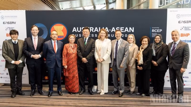 Giáo sư Sharon Pickering, Hiệu trưởng kiêm Chủ tịch Đại học Monash (thứ sáu từ trái sang) cùng các đại diện từ cơ quan ngoại giao, doanh nghiệp và học thuật của Australia và ASEAN tại Diễn đàn Doanh nghiệp Australia-ASEAN.