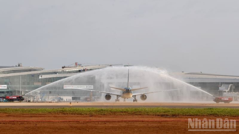Chiều 15/12, Cảng Hàng không quốc tế Long Thành đã chính thức đón tàu bay thương mại đầu tiên hạ cánh do Vietnam Airlines thực hiện.