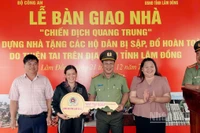 Lãnh đạo Công an tỉnh Lâm Đồng cùng chính quyền địa phương thực hiện nghi thức bàn giao nhà cho gia đình chị Lan.