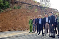 Chủ tịch Ủy ban nhân dân tỉnh Lâm Đồng và lãnh đạo sở, ngành, địa phương liên quan kiểm tra thực tế khu vực sạt trượt trên đèo D'Ran.