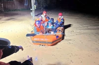 Đội Chữa cháy và Cứu nạn cứu hộ khu vực 2 dùng xuồng hơi giải cứu nhiều người bị cô lập do lũ dâng cao.