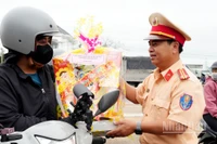 Đội Cảnh sát giao thông đường bộ số 3, Phòng Cảnh sát giao thông Công an tỉnh Lâm Đồng trao quà tặng người dân trên hành trình về quê đón Tết. 