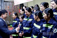 Bí thư Tỉnh ủy Lâm Đồng Y Thanh Hà Niê Kđăm trao quà Tết tặng công nhân vệ sinh thuộc Công ty cổ phần Dịch vụ đô thị Đà Lạt trong đêm giao thừa.