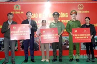 Lãnh đạo Văn phòng Bộ Công an, Ủy ban nhân dân tỉnh Lâm Đồng và Công an tỉnh trao kinh phí hỗ trợ các hộ gia đình.