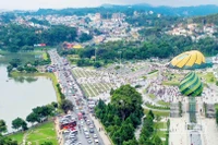 Khu vực Quảng trường Lâm Viên, phường Xuân Hương-Đà Lạt, tỉnh Lâm Đồng mùa du lịch.