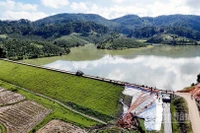 Khu vực xảy ra sạt trượt tại đập chính hồ thủy lợi Cay An đã được lực lượng chức năng xử lý đóng cừ tràm, gia cố đất và phủ bạt. 