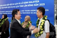 Giám đốc Sở Văn hóa, Thể thao và Du lịch tỉnh Lâm Đồng Nguyễn Văn Lộc chào đón đoàn công tác Malaysia tại Sân bay quốc tế Liên Khương.