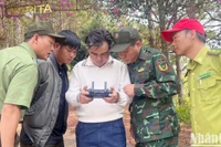 Lãnh đạo thành phố Đà Lạt và cơ quan chức năng quan sát hình ảnh kiểm tra rừng trên thiết bị flycam.