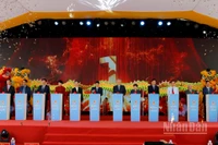 Phó Thủ tướng thường trực Chính phủ Nguyễn Hòa Bình và lãnh đạo bộ ngành Trung ương, địa phương, cùng nhà đầu tư thực hiện nghi thức khởi công dự án cao tốc Bảo Lộc-Liên Khương. 