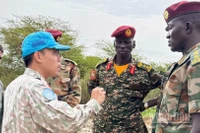 Đại úy Lê Trịnh Thanh Tuấn làm việc với chỉ huy trưởng Tiểu đoàn bộ binh, Quân đội Nam Sudan tại mốc ranh giới giữa phái bộ UNISFA và Nam Sudan.