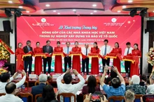 Các đại biểu cắt băng khai trương Trưng bày.