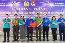 Trao tặng nguồn lực an sinh xã hội 700 triệu đồng.
