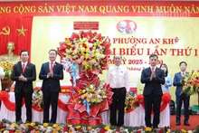 Thành phố Đà Nẵng tặng hoa chúc mừng Đại hội.