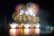 Màn trình diễn độc đáo của đội pháo tân binh Z121 Vina Pyrotech-Việt Nam.