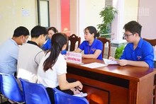 Đoàn viên, thanh niên tham gia hỗ trợ người dân tại các xã, phường.