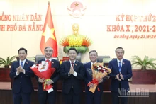 Hội đồng nhân dân thành phố Đà Nẵng tặng hoa thể hiện tình cảm quý mến và trân trọng gửi đến 2 đồng chí Lê Trung Chinh và Lê Văn Trung.