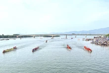 Lễ hội đua thuyền trên sông Gianh. 