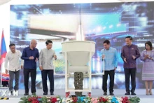 Phó Thủ tướng hai nước Lào-Thái Lan và đại diện các bộ, ngành hai nước thực hiện nghi thức đổ bê tông hợp long cầu. (Ảnh: XUÂN TÚ/TTXVN)