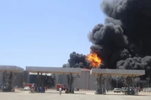 Kho nhiên liệu bị tấn công ở Port Sudan, Sudan. (Ảnh: TÂN HOA XÃ)
