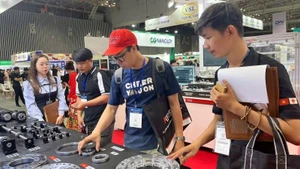Doanh nghiệp giới thiệu bàn xoay đế rô-bốt tại Triển lãm MTA Vietnam 2025.