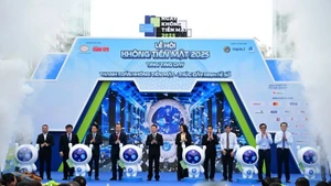 Phó Thủ tướng Hồ Đức Phớc cùng các đại biểu khai mạc "Lễ hội Không tiền mặt-Ting Ting Day 2025".
