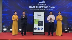 Chủ tịch Ủy ban nhân dân Thành phố Hồ Chí Minh Nguyễn Văn Được và Chủ tịch CT Group Trần Kim Chung thực hiện nghi thức ra mắt bản thiết kế chip ADC.