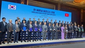Lãnh đạo Tập đoàn CT Group cùng các đối tác trao thỏa thuận hợp tác. 