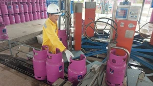 Công nhân chiết nạp gas tại Công ty Cổ phần Kinh doanh LPG Việt Nam.