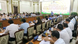 Quang cảnh buổi làm việc Đoàn công tác rà soát việc sắp xếp, bố trí, xử lý trụ sở, dự án, công trình khi sắp xếp, tinh gọn bộ máy, đơn vị hành chính.
