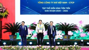 Đồng chí Nguyễn Thanh Bình – Bí thư Đảng ủy, Chủ tịch Hội đồng quản trị PV GAS vinh dự nhận Biểu trưng cho Tập thể điển hình tiên tiến giai đoạn 2020-2024
