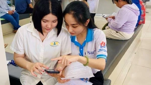 Hướng dẫn người dân làm thủ tục qua cổng dịch vụ công tại Ủy ban nhân dân Quận 1, Thành phố Hồ Chí Minh. 