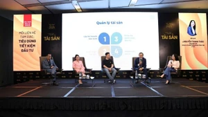 Các diễn giả thảo luận giải pháp tiết kiệm và đầu tư tài sản cá nhân tại hội nghị.
