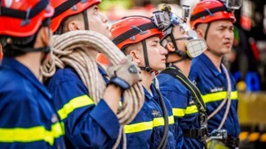 Các "Chiến sĩ quả cảm" chuẩn bị các thiết bị cứu hộ, cứu nạn cần thiết trước khi ra hiện trường vụ cháy.