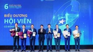 Phó Tổng Giám đốc PV GAS Huỳnh Quang Hải vinh dự được Chủ tịch Hiệp hội An ninh mạng quốc gia – Đại tướng Lương Tam Quang biểu dương tại hội nghị.