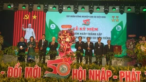 Nguyên Ủy viên Bộ chính trị, nguyên Chủ tịch nước Nguyễn Minh Triết tặng hoa chúc mừng Công ty Cao-su Dầu Tiếng.