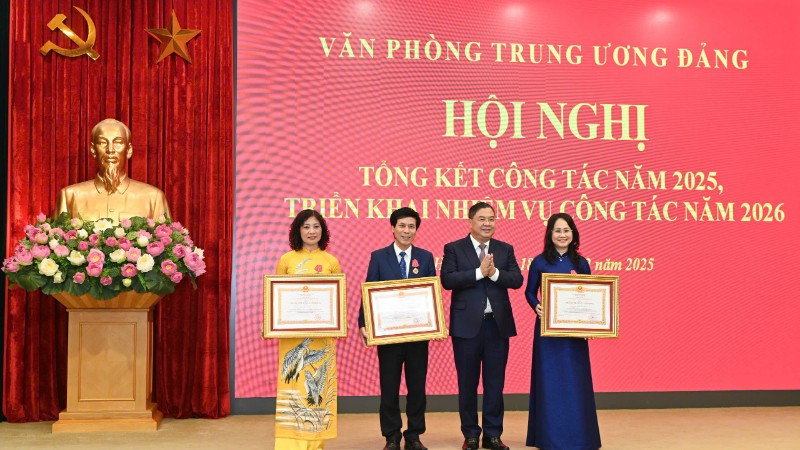Đồng chí Phạm Gia Túc, Ủy viên Trung ương Đảng, Chánh Văn phòng Trung ương Đảng trao Huân chương Lao động tặng các cá nhân có thành tích xuất sắc.