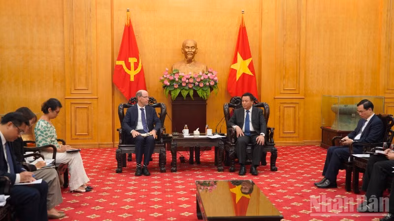 Quang cảnh buổi làm việc. (Ảnh: HOÀNG LÂM)