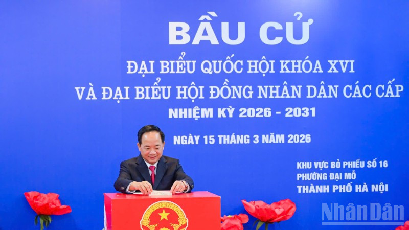 Đồng chí Trịnh Văn Quyết, Ủy viên Bộ Chính trị, Bí thư Trung ương Đảng, Trưởng ban Tuyên giáo và Dân vận Trung ương tiến hành bỏ phiếu bầu cử đại biểu Quốc hội khóa XVI và đại biểu Hội đồng nhân dân các cấp nhiệm kỳ 2026-2031.