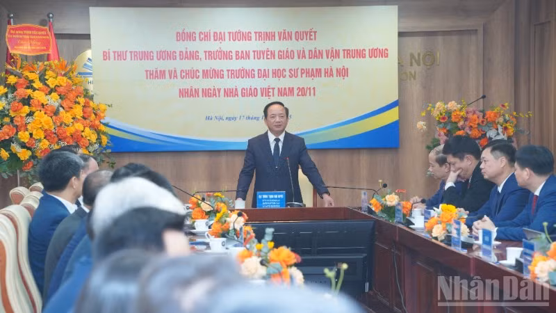 Đồng chí Trịnh Văn Quyết phát biểu chúc mừng Trường đại học Sư phạm Hà Nội nhân Ngày Nhà giáo Việt Nam.